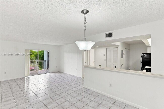Foto del edificio - 8660 SW 212th St