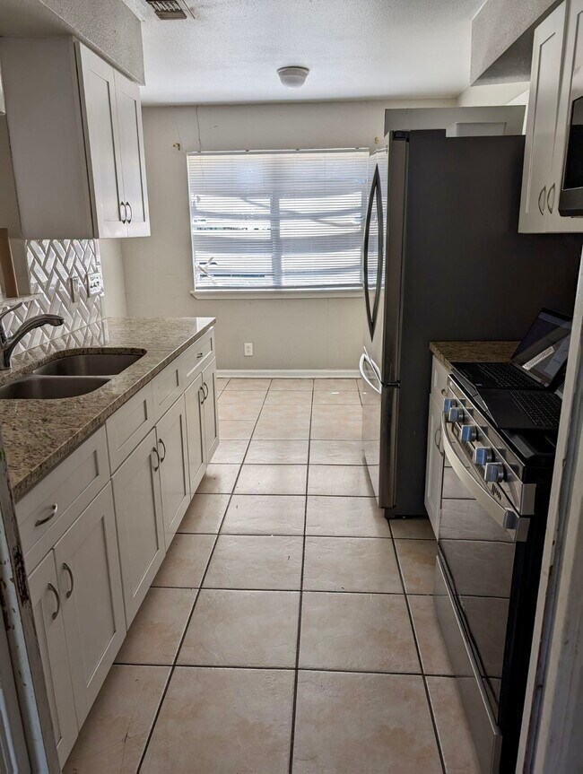 Building Photo - 5714 Ben Casey Dr
