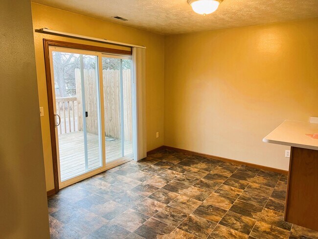 Foto del edificio - 1400 E Rushmore Dr