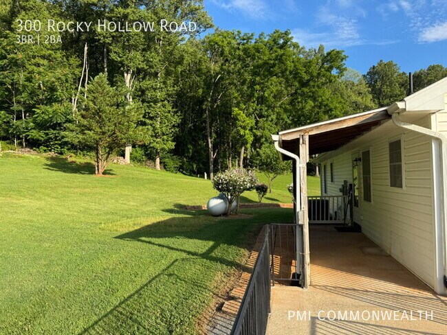 Foto del edificio - 300 Rocky Hollow Rd