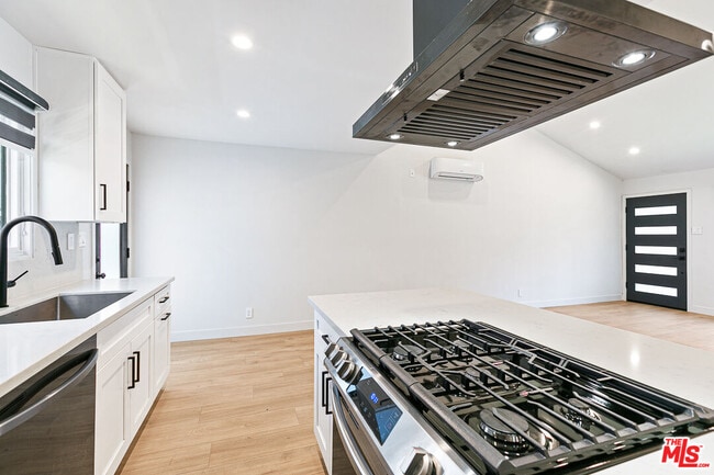 Building Photo - 10420 Regent St