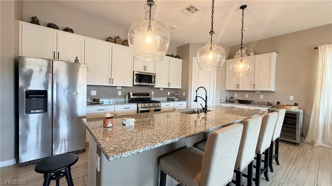 Foto del edificio - 12389 Valley Chase Ave