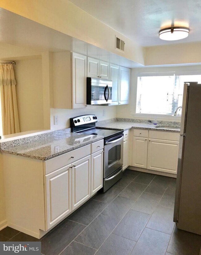 Building Photo - 7763 New Providence Dr