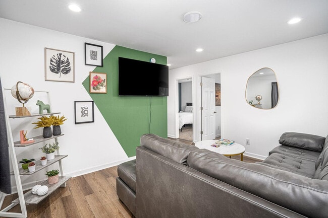 Building Photo - 2549 Columbia Ave