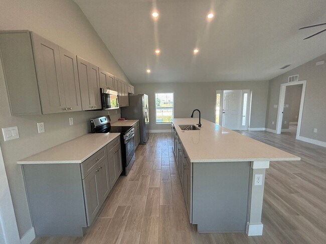 Foto del edificio - BRAND new construction 4 Bedroom 3 Bathrooms