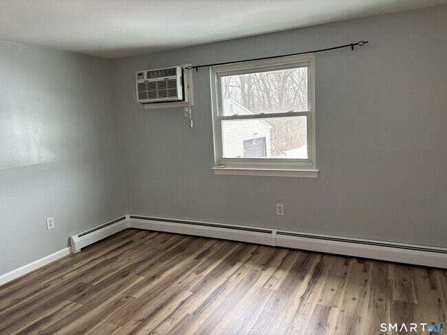 Foto del edificio - 329 Blackstone Vlg