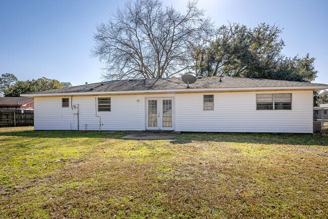 Foto del edificio - Charming 3-Bed, 2-Bath Home in Pascagoula – Great Location!