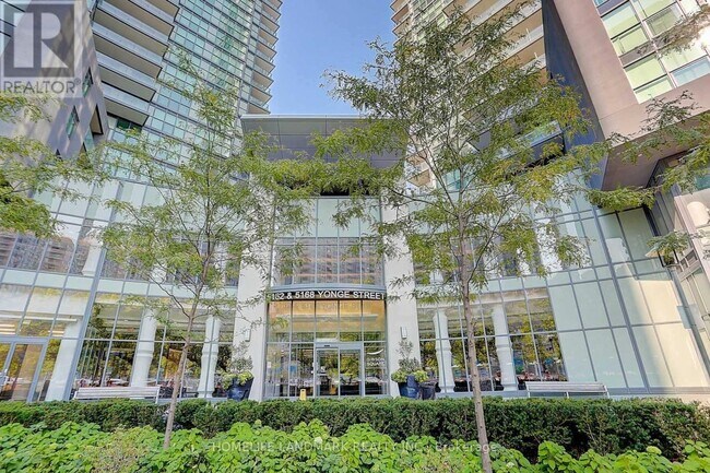 Photo du bâtiment - 5168-5168 Yonge St