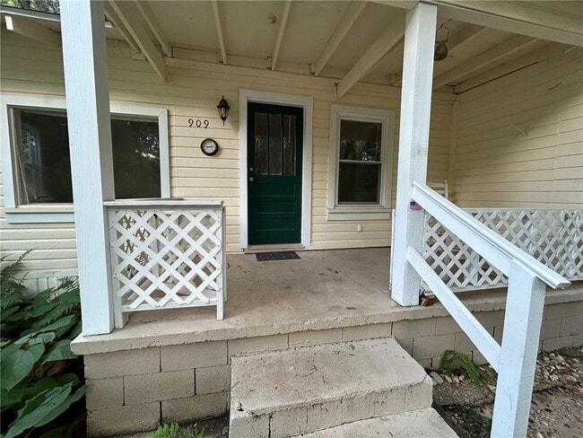 Building Photo - 909 Pansy Ct