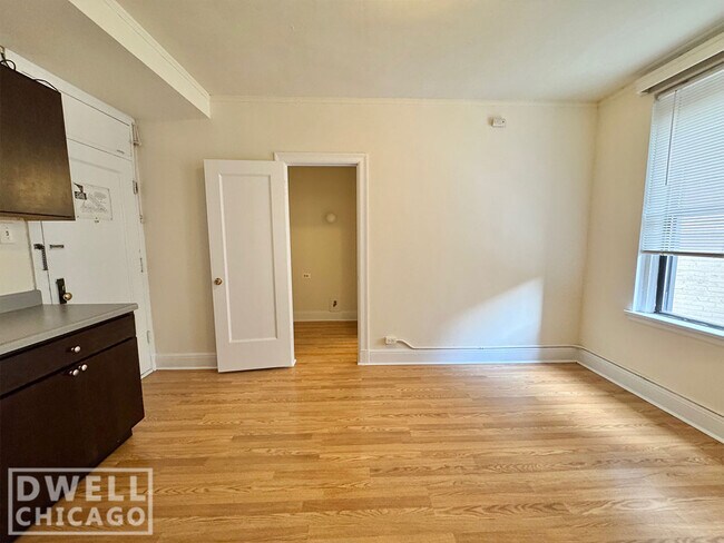 Foto del edificio - 2779 N Milwaukee Ave