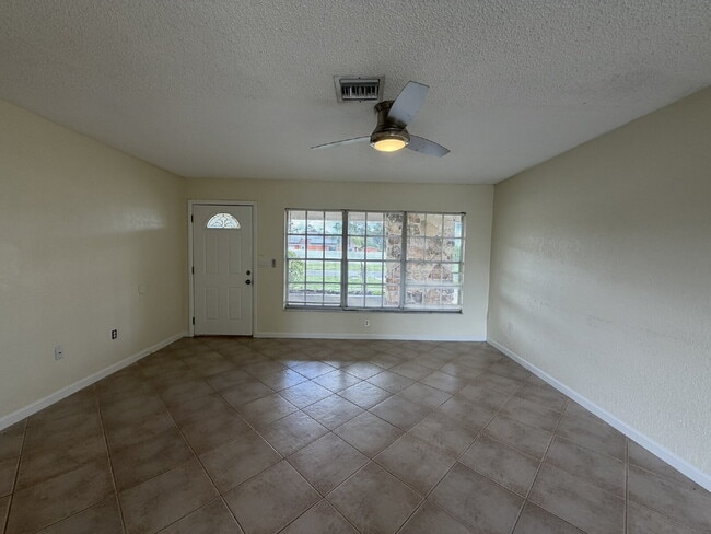 Building Photo - "Charming 3-Bedroom with 2 Full Baths in North Port"