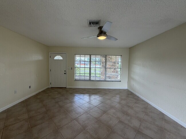 Foto del edificio - "Charming 3-Bedroom with 2 Full Baths in North Port"