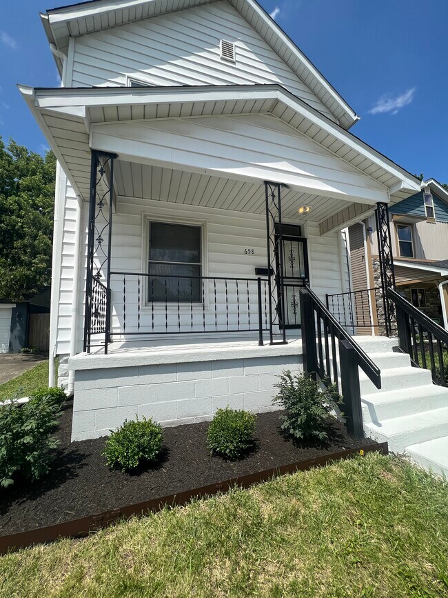 Building Photo - 658 Stewart Ave