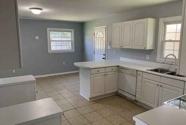 Building Photo - **This is a Furnished Room for Rent to college students**  ~~DO NOT APPLY IF YOU'RE NOT A STUDENT...