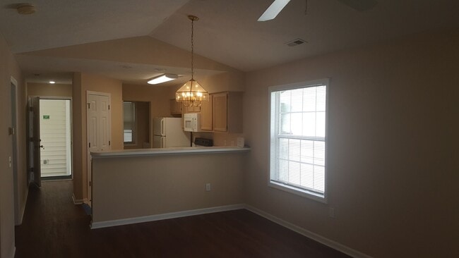 Building Photo - 3rd Floor 2 Bedroom in River Oaks