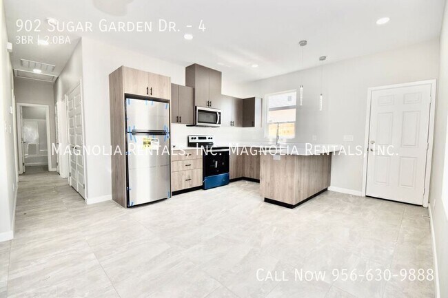 Building Photo - 902 Sugar Gdn Dr