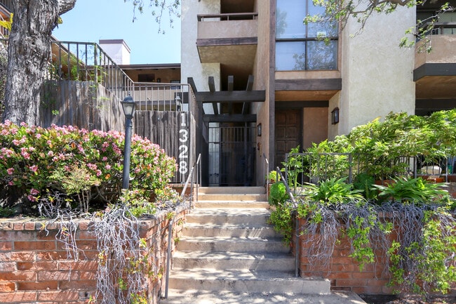 Building Photo - 1328 S Bundy Dr