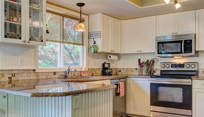 Foto del edificio - Charming 3-Bedroom Home with Park Like Set...