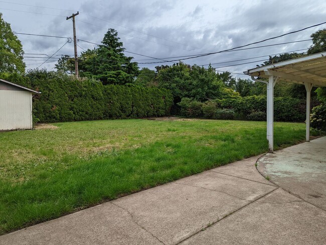 Foto del edificio - 3-Bedroom, 1-Bath Home Near River Road In ...