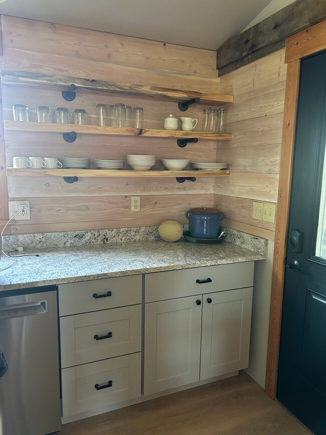 Building Photo - Farmhouse on 20 acres- Fully Furnished Ava...