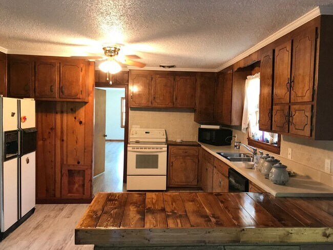 Foto del edificio - Spacious 3-Bedroom Home in the Heart of Baxter | Basement + Wrap-Around Driveway