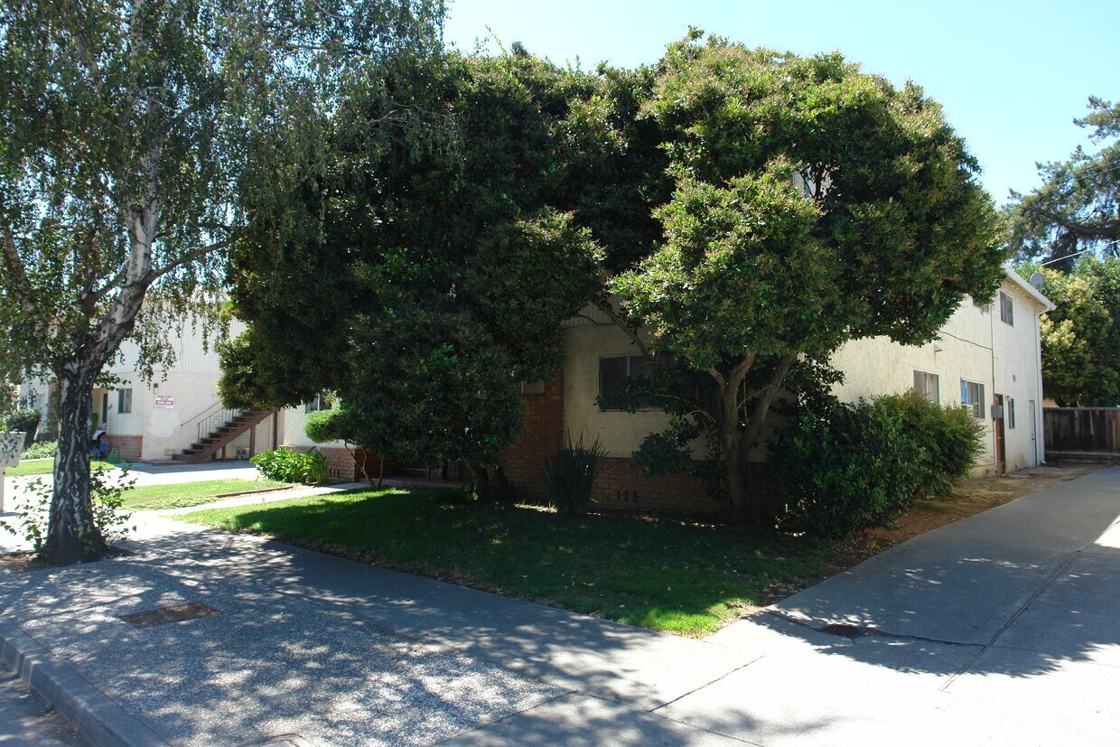 Building Photo - 1702 De Rose Way