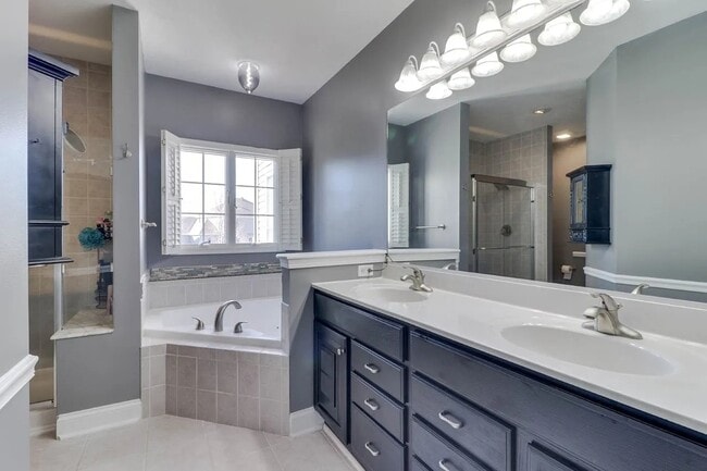 Building Photo - 2201 Knollbrook Way