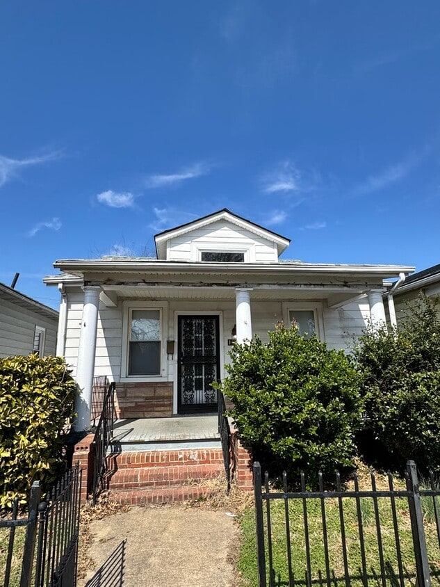 2 bedroom house in Church Hill! Central air, yard, all electric and laundry! - 2 bedroom house in Church Hill! Central air, yard, all electric and laundry!