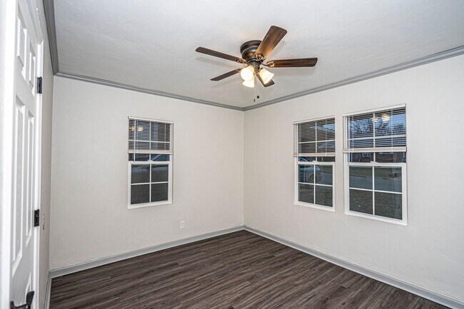 Foto del edificio - Updated 3 Bed 1 Bath - Large fenced in yar...
