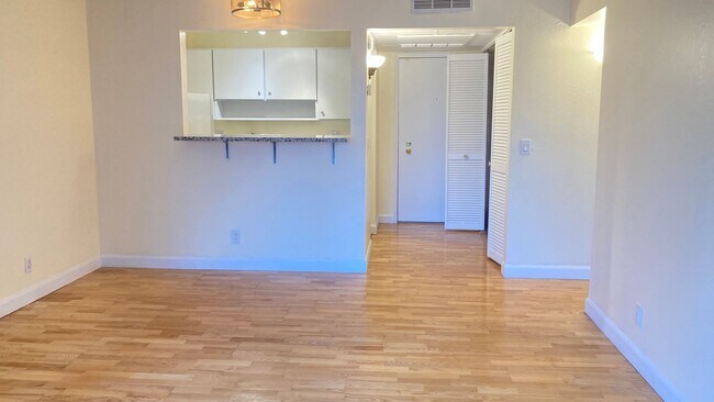 Foto del edificio - 460 N Civic Dr