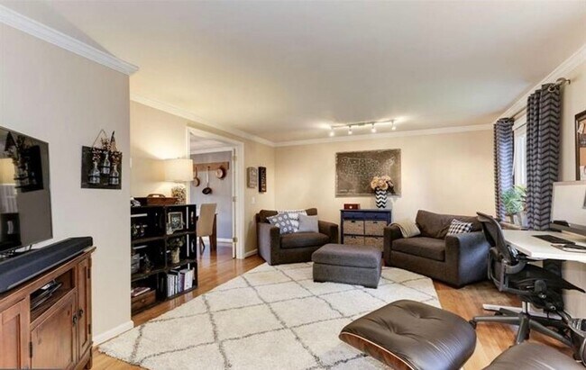 Building Photo - Gorgeous 4 BR/2.5 BA Home on a Beautiful T...
