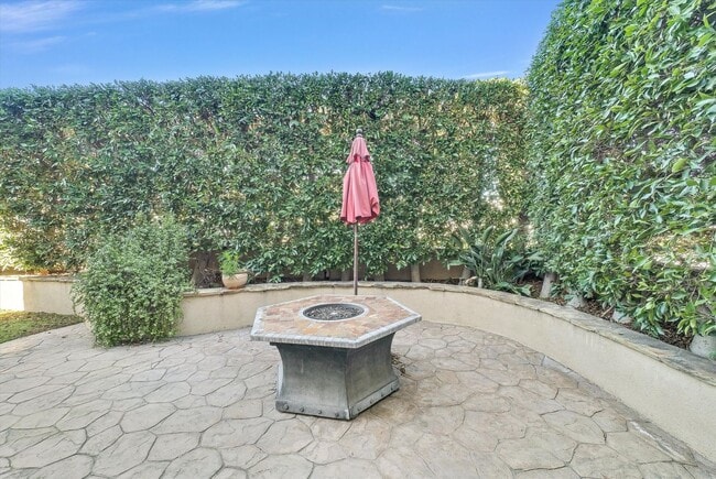 Building Photo - 2006 Manhattan Beach Blvd