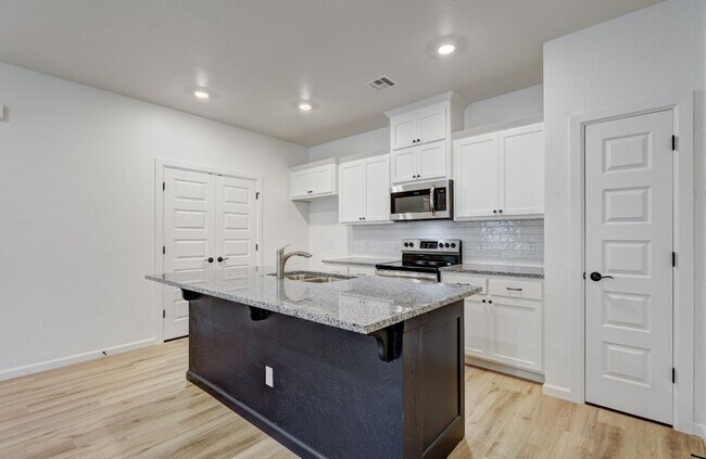 Foto del edificio - Stunning Brand New Duplex with Private Backyard in Edmond!