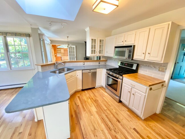 Building Photo - 3 Bedroom Home Shelburne VT Available Now