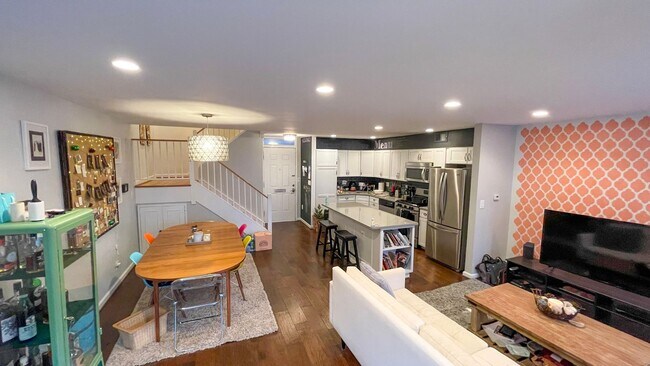 Building Photo - Spacious in SW