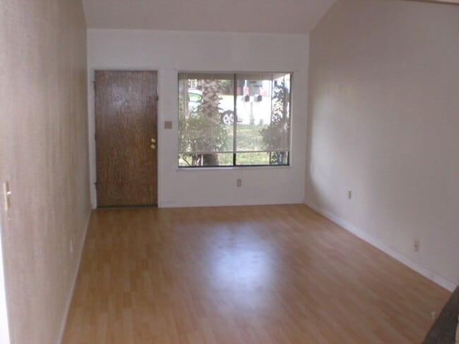 Building Photo - Great 2bd/1bth in Sacramento