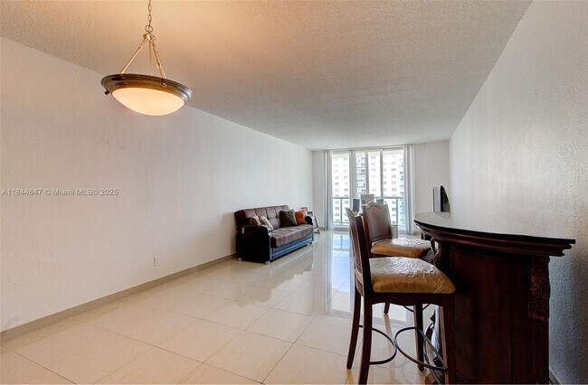 Foto del edificio - 19380 Collins Ave