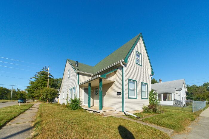 Primary Photo - Remodeled 4 Bedroom 3 Bath Very Close to I...