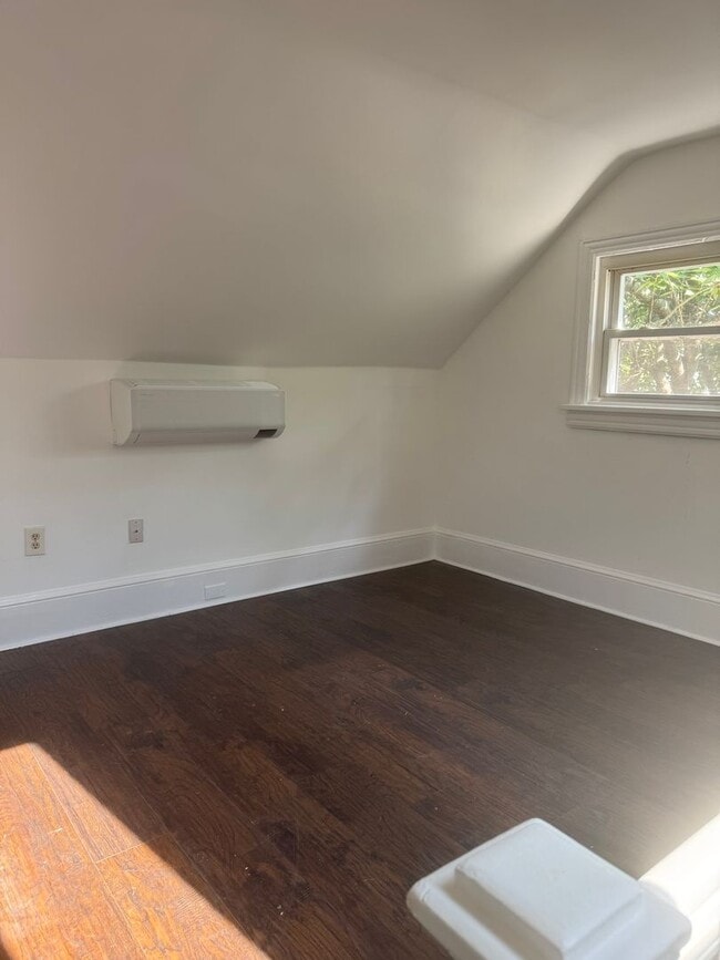 Building Photo - Charming 2 bedroom 1 bathroom, recently re...