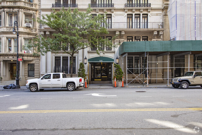 Building Photo - 305 W 72nd St