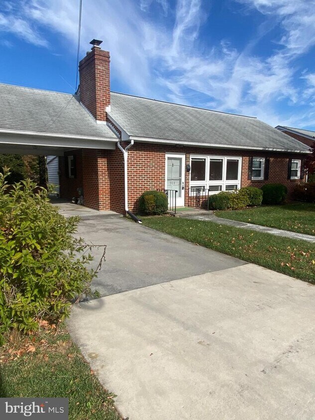 Primary Photo - 914 Kinzel Dr