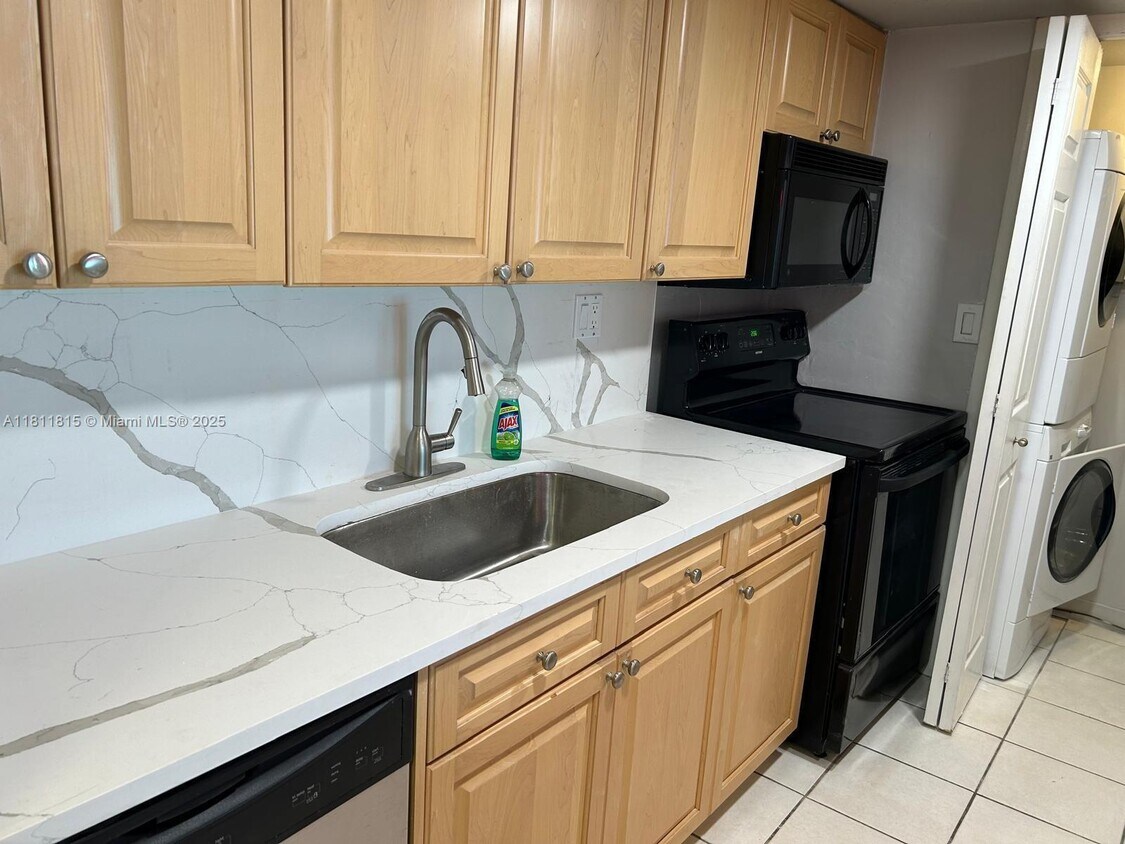 Primary Photo - 120 Lakeview Dr