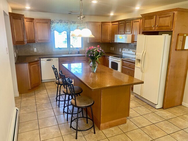Foto del edificio - 3 Bedroom/2 Full Bath Ranch Near Air Produ...