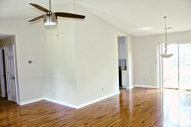 Foto del edificio - 990 Ridgeview Ave