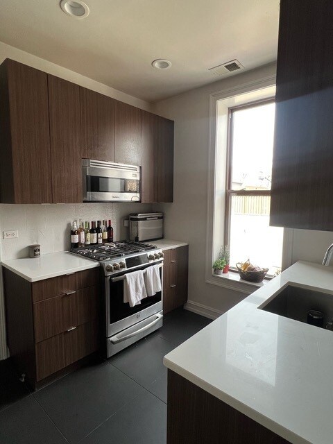 Foto del edificio - 2856 N Racine Ave