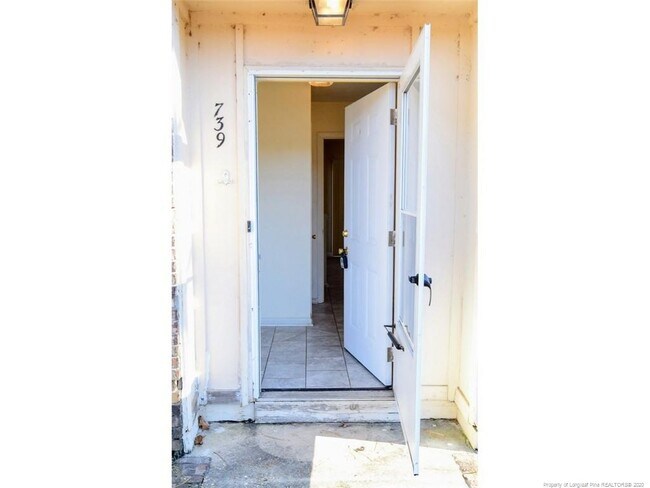 Building Photo - 739 Ashbrook Rd