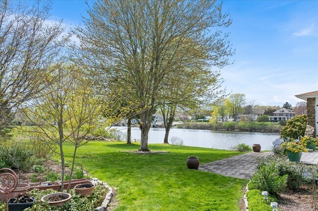 Foto del edificio - 28 Palmer Neck Rd