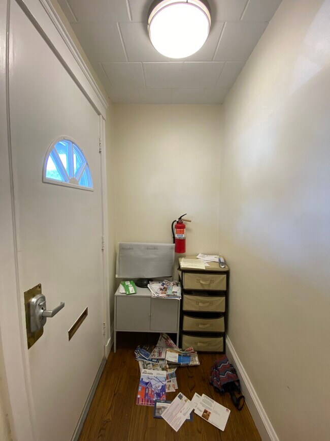 Building Photo - 115 Burget Ave