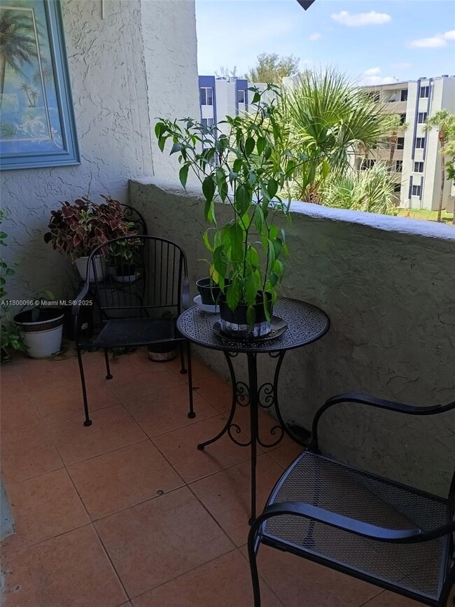 Foto del edificio - 10000 NW 80th Ct