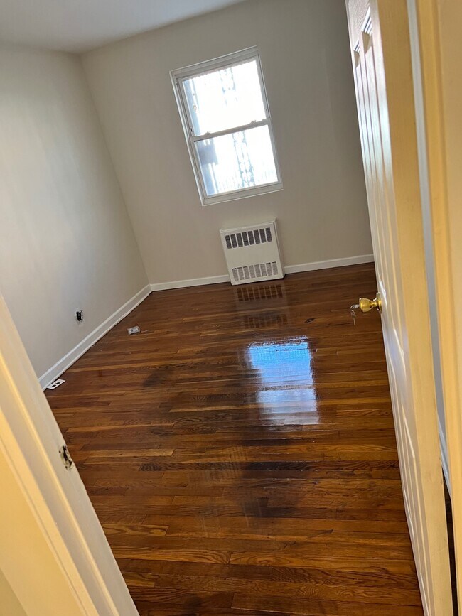 Building Photo - 953 E 106th St